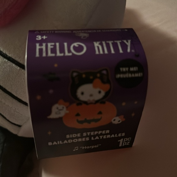 Exclusive Hello Kitty Halloween side stepper - Picture 2 of 3